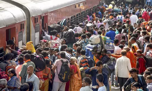 Maha Kumbh Mela: हैदराबाद से चलने वाली ट्रेनों में 144% यात्री सवारियाँ Maha Kumbh Mela: हैदराबाद से चलने वाली ट्रेनों में 144% यात्री सवारियाँ