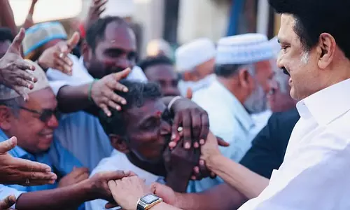 Tamil Nadu : कुड्डालोर ने रास्ते में लोगों को इकट्ठा किया और गले लगाया Tamil Nadu : कुड्डालोर ने रास्ते में लोगों को इकट्ठा किया और गले लगाया