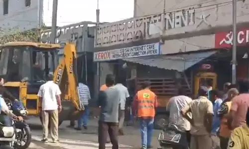 GHMC ने उप्पल में फुटपाथों पर अतिक्रमण को ध्वस्त किया GHMC ने उप्पल में फुटपाथों पर अतिक्रमण को ध्वस्त किया