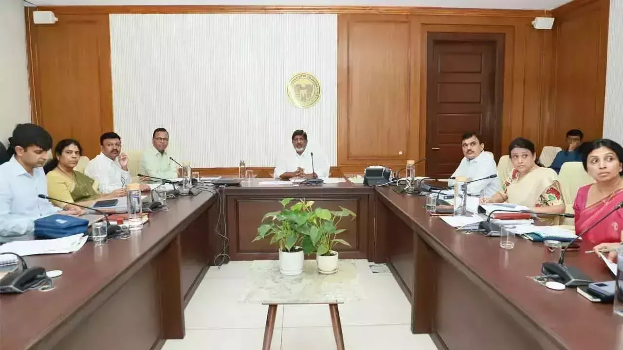 Telangana : भट्टी ने छात्रावासों के किराए और भोजन शुल्क का शीघ्र भुगतान करने की वकालत की Telangana : भट्टी ने छात्रावासों के किराए और भोजन शुल्क का शीघ्र भुगतान करने की वकालत की