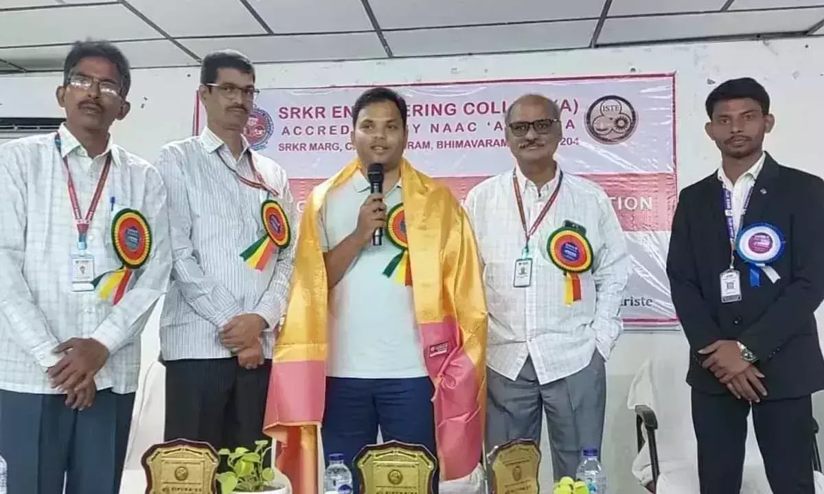 Andhra Pradesh : छात्रों को समग्र विकास पर ध्यान देने की आवश्यकता Andhra Pradesh : छात्रों को समग्र विकास पर ध्यान देने की आवश्यकता