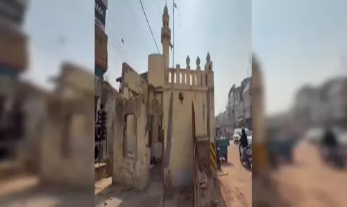 168 साल पुरानी मस्जिद को प्रशासन ने किया ध्वस्त, बताया सहमति से हटाया गया