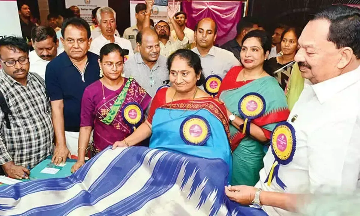 AP , टीएन ने एप्को, को ऑप्टेक्स शोरूम में हथकरघा उत्पाद बेचने के लिए AP , टीएन ने एप्को, को ऑप्टेक्स शोरूम में हथकरघा उत्पाद बेचने के लिए