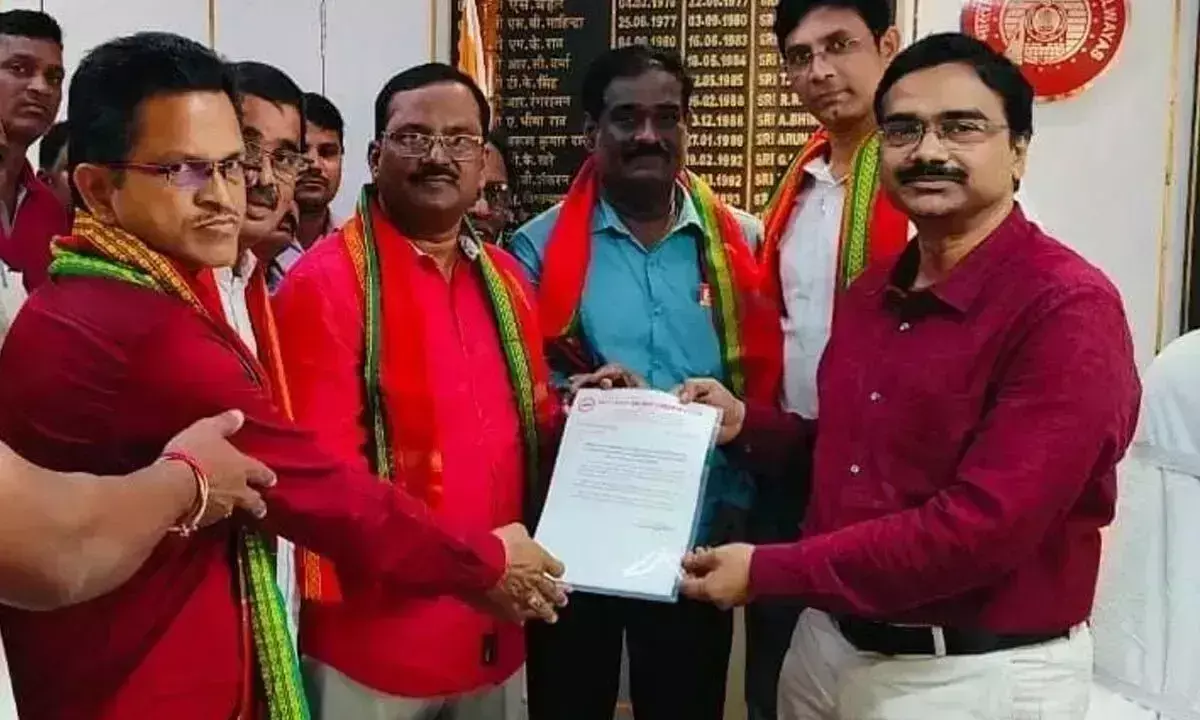 Andhra Pradesh : श्रमिक यूनियन के सदस्यों ने अपनी मांगों को लेकर धरना दिया