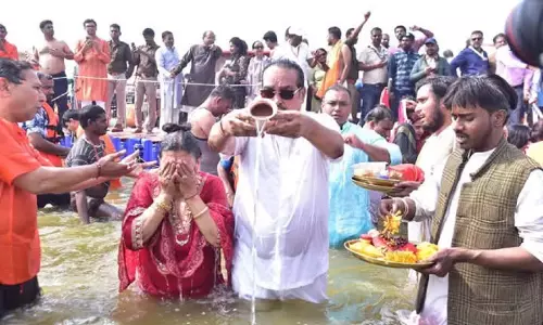 केंद्रीय मंत्री पाटिल ने संगम में लगाई पवित्र डुबकी केंद्रीय मंत्री पाटिल ने संगम में लगाई पवित्र डुबकी