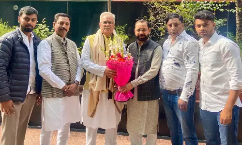 भूपेश बघेल का मोहम्मद गुलाब ने पुष्पगुच्छ भेंट कर किया स्वागत