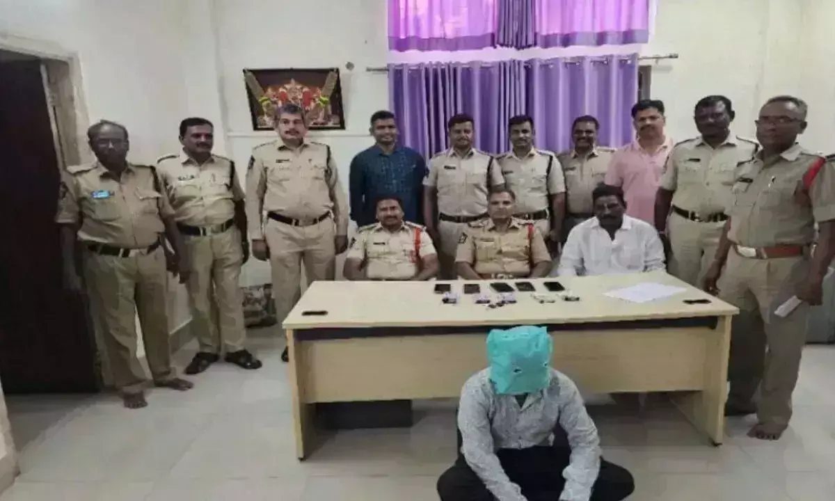 Andhra Pradesh :  तीर्थयात्रियों को धोखा देने के आरोप में व्यक्ति गिरफ्तार