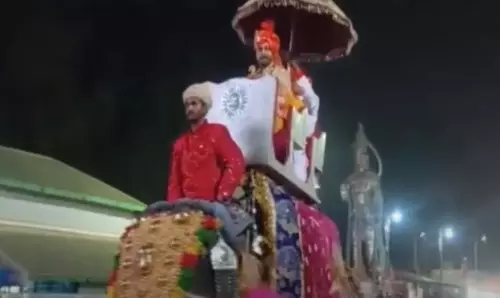 हाथी, घोड़े और ऊंट के साथ राजा कमलचंद भंजदेव का शाही बारात