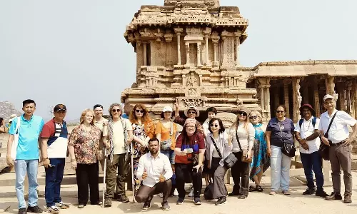 राज्य विरासत स्थल अवलोकन कार्यक्रम: विदेशी निवेशकों ने हम्पी का दौरा किया राज्य विरासत स्थल अवलोकन कार्यक्रम: विदेशी निवेशकों ने हम्पी का दौरा किया