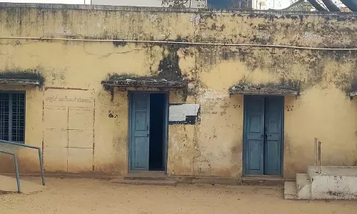 Karnataka: पीने के पानी के लिए बच्चों का संघर्ष Karnataka: पीने के पानी के लिए बच्चों का संघर्ष