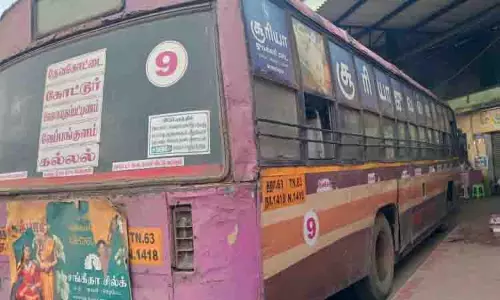 Devakottai में बसों की खराब स्थिति और बार-बार खराब होने से यात्री फंसे Devakottai में बसों की खराब स्थिति और बार-बार खराब होने से यात्री फंसे