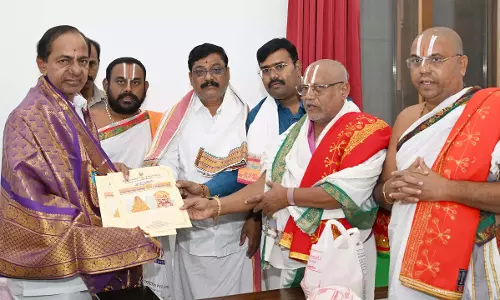 यादगिरिगुट्टा पुजारी ने KCR को महाकुंभाभिषेकम के लिए आमंत्रित किया यादगिरिगुट्टा पुजारी ने KCR को महाकुंभाभिषेकम के लिए आमंत्रित किया