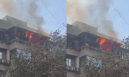 Mumbai के मरीन लाइन्स में आवासीय इमारत में भीषण आग लगी Mumbai के मरीन लाइन्स में आवासीय इमारत में भीषण आग लगी
