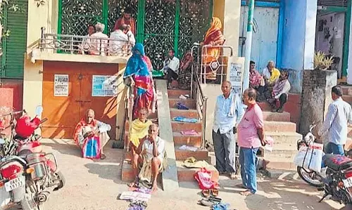 Odisha में अस्का सहकारी बैंक में नकदी की कमी के कारण किसान नहीं Odisha में अस्का सहकारी बैंक में नकदी की कमी के कारण किसान नहीं