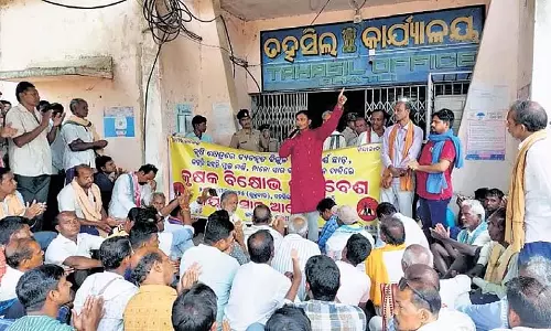 Odisha में मुफ्त बिजली की मांग को लेकर किसान सड़कों पर उतरे Odisha में मुफ्त बिजली की मांग को लेकर किसान सड़कों पर उतरे