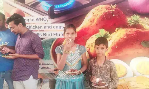 Hyderabad में निःशुल्क चिकन, अंडा मेले में भारी भीड़ उमड़ी