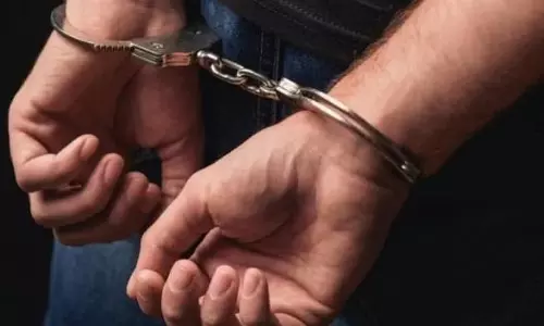 Karnataka : बस रोकने और ड्राइवर के चेहरे पर स्याही पोतने के आरोप में 10 कार्यकर्ता गिरफ्तार Karnataka : बस रोकने और ड्राइवर के चेहरे पर स्याही पोतने के आरोप में 10 कार्यकर्ता गिरफ्तार