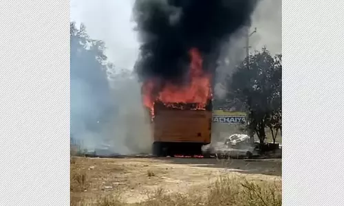 Tamil Nadu: कटपडी में सड़क किनारे खड़ी कॉलेज बस में आग लग गई Tamil Nadu: कटपडी में सड़क किनारे खड़ी कॉलेज बस में आग लग गई