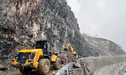 Jammu-Srinagar राजमार्ग पर रात भर यातायात स्थगित रहने के बाद यातायात बहाल Jammu-Srinagar राजमार्ग पर रात भर यातायात स्थगित रहने के बाद यातायात बहाल