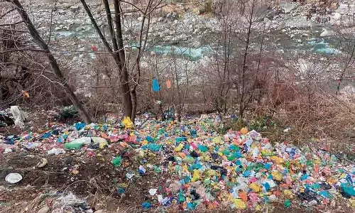Himachal: नदियों के किनारे कचरा फेंकने वालों को दंडित किया जाए Himachal: नदियों के किनारे कचरा फेंकने वालों को दंडित किया जाए