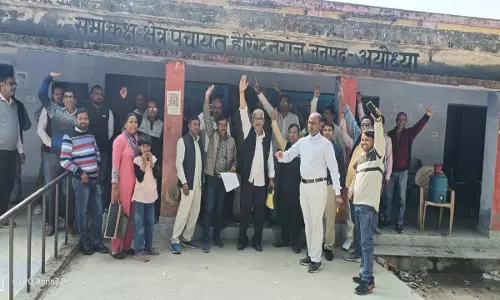 Ayodhya: लंच पैकेट का किया बहिष्कार, BEO पर लगाए ये आरोप