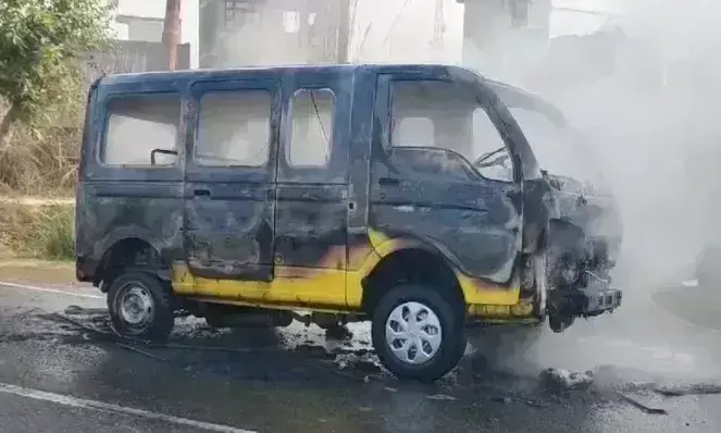 Fatehpur: बच्चों को लेकर जा रही स्कूल वैन में अचानक लगी आग