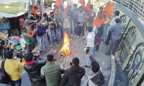 ABVP कार्यकर्ताओं ने सीएम का पुतला फूंका, शिक्षण संस्थानों को बंद करने का विरोध किया ABVP कार्यकर्ताओं ने सीएम का पुतला फूंका, शिक्षण संस्थानों को बंद करने का विरोध किया