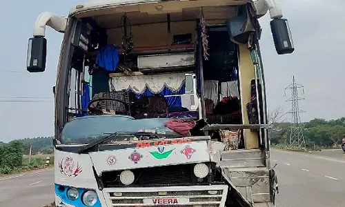 तीर्थयात्रियों को ले जा रही बस बालूगांव ओवर ब्रिज पर दुर्घटनाग्रस्त तीर्थयात्रियों को ले जा रही बस बालूगांव ओवर ब्रिज पर दुर्घटनाग्रस्त