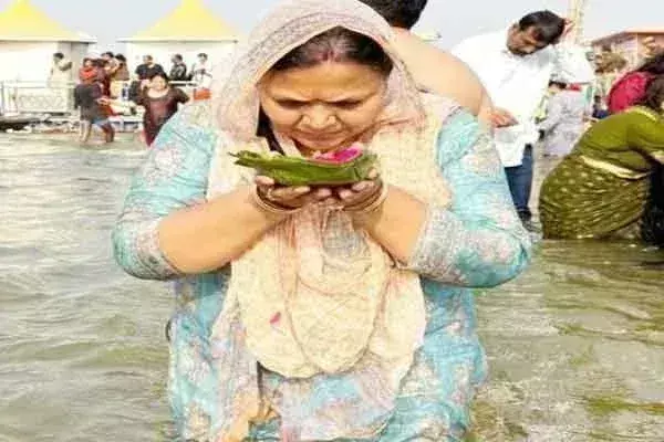 Ranchi: मंत्री दीपिका पांडेय सिंह ने त्रिवेणी संगम में लगाई आस्था की डुबकी