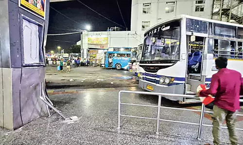 Andhra: विजयवाड़ा बस स्टैंड पर बस दुर्घटनाग्रस्त होकर प्लेटफॉर्म पर जा गिरी