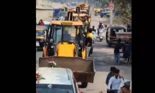 दुल्हन की अनोखी विदाई, लगी दर्जनभर बुलडोजर की लाइन, सड़क पर चलते लोग भी हुए हैरान
