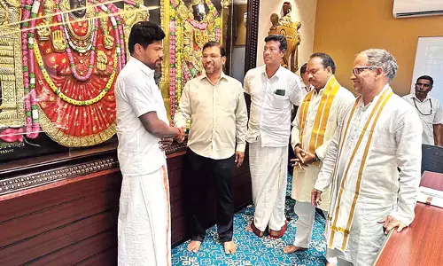 Andhra : बोर्ड सदस्य ने टाइटाइड कर्मचारी से माफ़ी मांगी