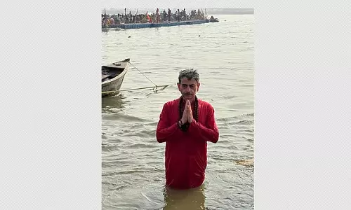 Maha Kumbh Mela : राज्यपाल आर.एन. रवि ने पवित्र स्नान किया Maha Kumbh Mela : राज्यपाल आर.एन. रवि ने पवित्र स्नान किया