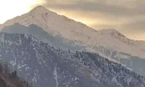 J&K: ताजा बर्फबारी से भलेसा की तस्वीर बदली, डल झील में पर्यटकों की आमद बढ़ी J&K: ताजा बर्फबारी से भलेसा की तस्वीर बदली, डल झील में पर्यटकों की आमद बढ़ी