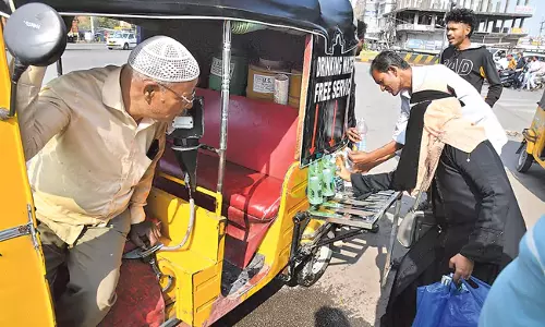 Telangana : गर्मी में यात्रियों के प्यास बुझाते Telangana : गर्मी में यात्रियों के प्यास बुझाते