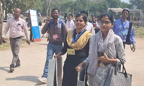 मतदान दल उत्साह के साथ निर्वाचन सामग्री लेकर रवाना हुए मतदान दल उत्साह के साथ निर्वाचन सामग्री लेकर रवाना हुए