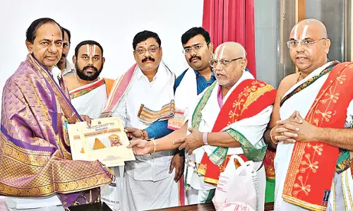 पुजारियों ने KCR के आवास पर ब्रह्मोत्सव में शामिल होने के लिए आमंत्रित किया पुजारियों ने KCR के आवास पर ब्रह्मोत्सव में शामिल होने के लिए आमंत्रित किया