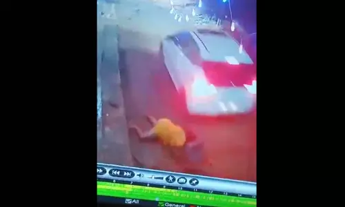OMG! कार से महिला को कुचलने का LIVE वीडियो, हुई मौत OMG! कार से महिला को कुचलने का LIVE वीडियो, हुई मौत