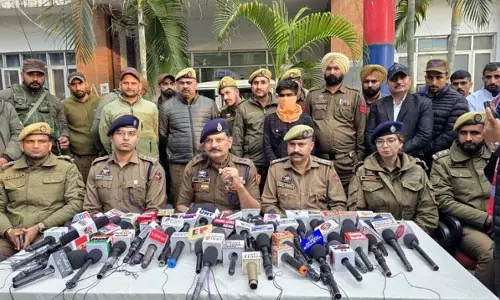 Jammu: पुलिस ने 72 घंटे के भीतर सुलझाया सोना चोरी का मामला Jammu: पुलिस ने 72 घंटे के भीतर सुलझाया सोना चोरी का मामला
