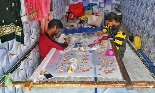 Muslim कारीगर कढ़ाई के क्षेत्र में जादू बिखेर रहे