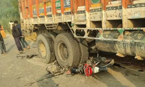 Balrampur: बाइक सवार छात्रों को ट्रक ने कुचला, तीन की मौत