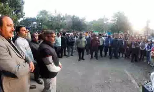 Ludhiana: बैंककर्मियों ने फाउंटेन चौक पर किया प्रदर्शन