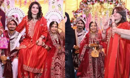 Raveena Tandon ने सामूहिक विवाह समारोह में दूल्हा-दुल्हन को अपना चूड़ा भेंट कर दिल जीत लिया Raveena Tandon ने सामूहिक विवाह समारोह में दूल्हा-दुल्हन को अपना चूड़ा भेंट कर दिल जीत लिया