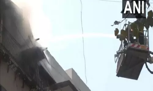 Mumbai: मरीन लाइन्स में पांच मंजिला इमारत में लगी आग Mumbai: मरीन लाइन्स में पांच मंजिला इमारत में लगी आग