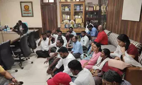 PhD थीसिस की समय सीमा को लेकर ओयू PhD स्कॉलर्स ने रजिस्ट्रार कार्यालय का घेराव किया