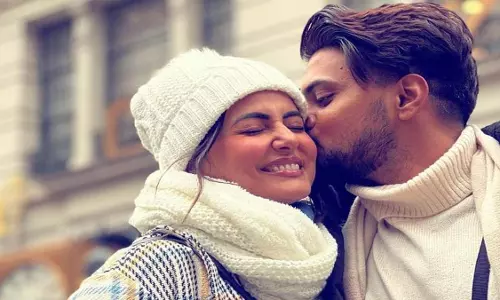 Hina Khan ने बॉयफ्रेंड रॉकी जयसवाल पर बरसाया प्यार Hina Khan ने बॉयफ्रेंड रॉकी जयसवाल पर बरसाया प्यार