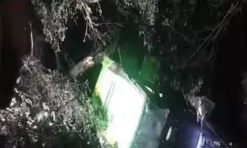 Manda के पास बस खाई में गिरने से 17 तीर्थयात्री घायल, बचाव कार्य जारी