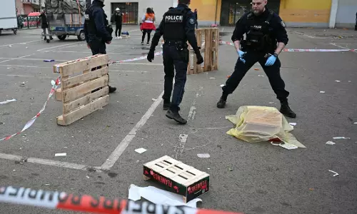 France: चाकू से हमले में एक व्यक्ति की मौत, दो पुलिस अधिकारी घायल