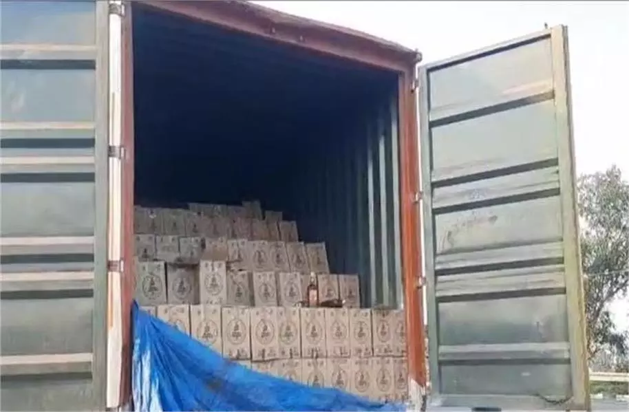 Haryana: पुलिस की बड़ी कार्रवाई,निकाय चुनाव से पहले अवैध शराब से भरा ट्रक पकड़ा Haryana: पुलिस की बड़ी कार्रवाई,निकाय चुनाव से पहले अवैध शराब से भरा ट्रक पकड़ा
