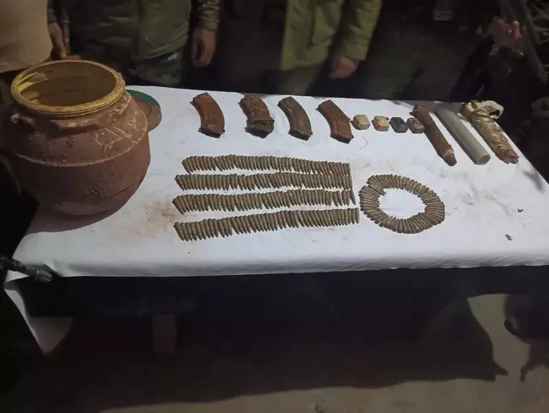 जम्मू-कश्मीर के रियासी में आतंकवादी ठिकाने का भंडाफोड़ जम्मू-कश्मीर के रियासी में आतंकवादी ठिकाने का भंडाफोड़